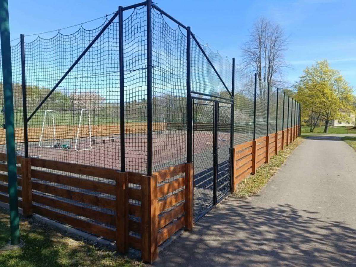 Na Oflendě jsme nechali opravit hřiště, které už nebylo úplně v souladu s bezpečnostními normami. Ve spodní části po celém obvodu přibyly nové dřevěné fošny, díky kterým je hřiště nyní i bezpečnější a splňuje všechny potřebné předpisy. Oprava navíc hřišti výrazně prospěla i po vzhledové stránce.