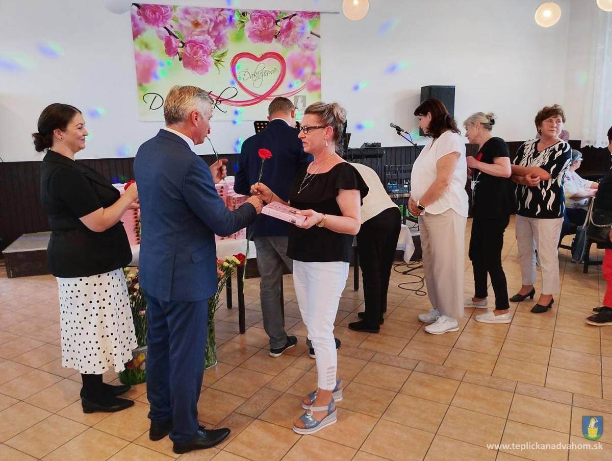 Druhá májová nedeľa patrila všetkým mamám v obci Teplička nad Váhom. Komisia pre kultúru a spoločenských organizácií pripravila pre mamičky, staré mamy, babky, starké príjemné posedenie v priestoroch Športklubu.