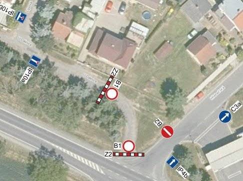 Tato značka (na konci Hřebečské před výjezdem na komunikaci I/61) zde není tak zvaně z plezíru, nebo abychom Vám připravili napínavou bojovku. Je tam proto, že z komunikace I/61 do Hřebečské najíždí velké množství autobusů, které jsou dlouhé, a aby se jim vůbec podařilo odbočit, musí si najet do protisměru. Není možné, aby proti nim během tohoto manévru vyjížděla auta, která zákazovou značku ignorují! Naše MP zde bude od teď hříšníky pokutovat.   Děkujeme za pochopení.    Vaše starostka