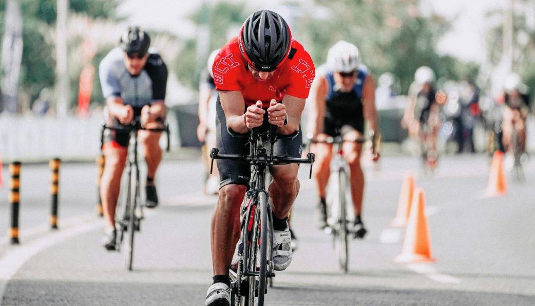 Zlín - O víkendu 16. a 17. května se v centru Zlína a části Kudlova připravte na dopravní omezení. Důvodem je populární Supersprint Triatlon Zlín 2026. Dopravní opatření se dotknou ulic Hradská, Růmy a náměstí T. G. Masaryka. Změny čekají také na cestující linkou městské hromadné dopravy č. 32 na Kudlov.