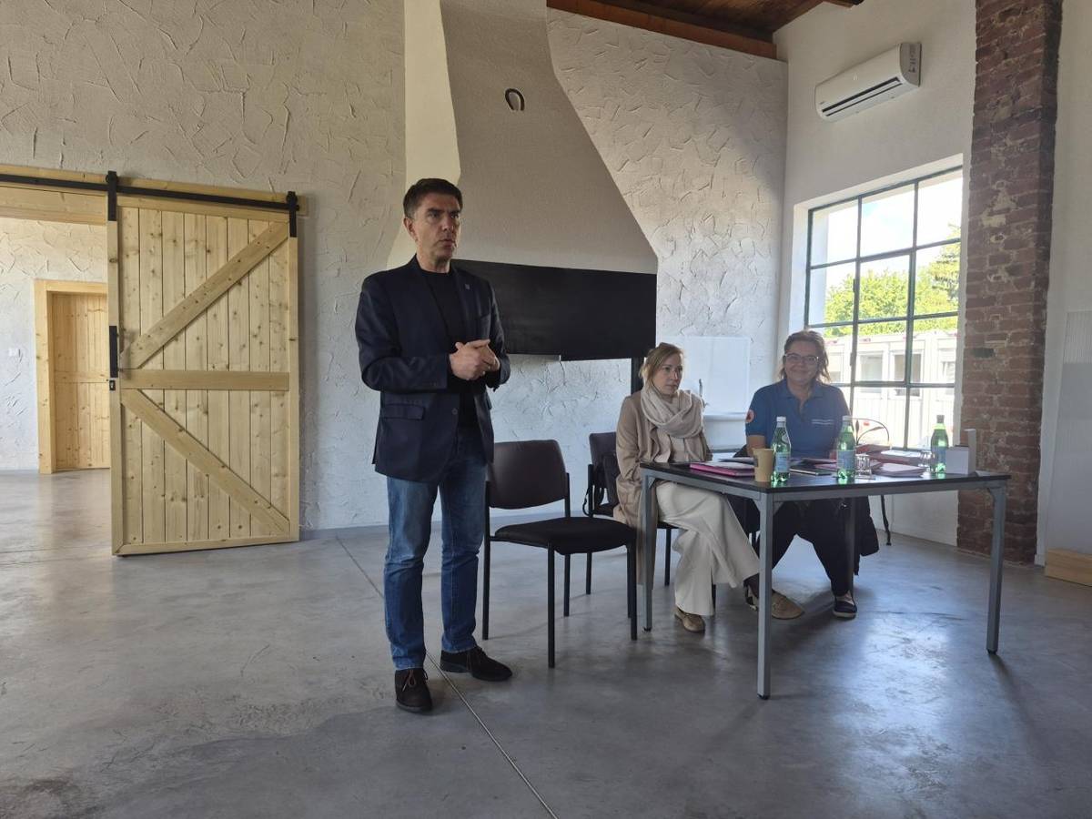 Dňa 13. mája 2026 sa v areáli Estéeska uskutočnila diskusia venovaná problematike tiesňových volaní a civilnej ochrany, pripravená pre členov JDS v Dunajskej Lužnej.