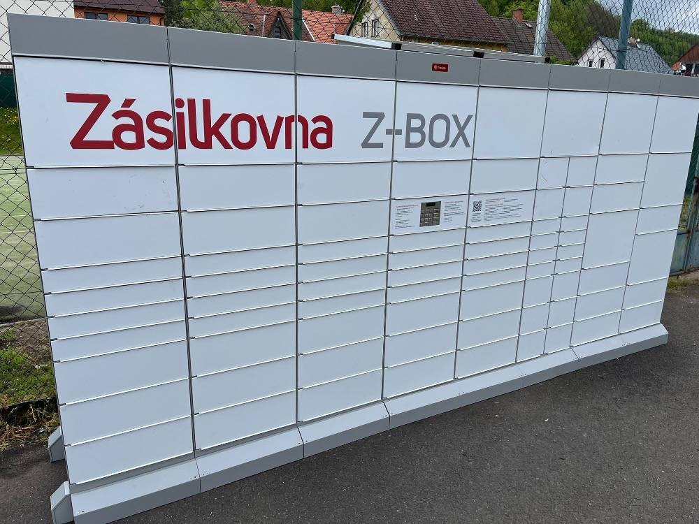 Vážení spoluobčané,oznamujeme vám, že se vedení obce podařilo úspěšně vyjednat navýšení kapacity samoobslužného Z-BOXu Zásilkovny, který se nachází u budovy pošty (Rtyně nad Bílinou č. p. 78).