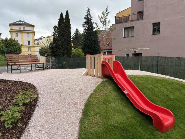 Nová městská zahrada vznikla poblíž Sokolovny na rohu ulic Vodní a Za Školou v centru města Trutnova. Jde o vítězný projekt 2. ročníku participativního rozpočtu. Tento prostor s pohádkovou atmosférou nabízí dětem místo pro spontánní hru a rozvíjení přirozeného vztahu k přírodě.                               Číst dál...