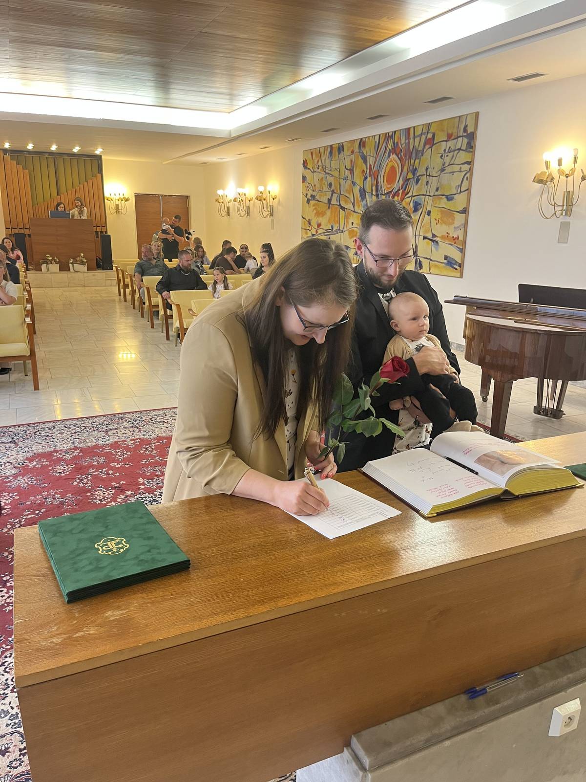 Hlučínská obřadní síň se dnes stala místem jedné z nejmilejších společenských událostí. Město oficiálně přivítalo do života jednadvacet dětí!      Slavnostního aktu se ujala starostka města Petra Tesková, která rodičům i jejich ratolestem popřála především pevné zdraví a šťastný domov. „Je to okamžik plný naděje a radosti, kdy se naše město opět o něco rozrůstá,“ uvedla během ceremoniálu starostka.   Mezi novými obyvateli tentokrát početně převládali chlapci, kterých bylo čtrnáct, zatímco holčiček bylo sedm. Rodiče si z radnice odnesli nejen krásné vzpomínky, ale také drobné pozornosti. Pro děti město připravilo zlatý přívěsek ve tvaru čtyřlístku pro štěstí, pamětní list a měkkého plyšáka. Nezapomnělo se ani na maminky, které jako poděkování obdržely květinu.   Foto: Monika Lange #hlucin #mestohlucin #vitaniobcanku #miminka