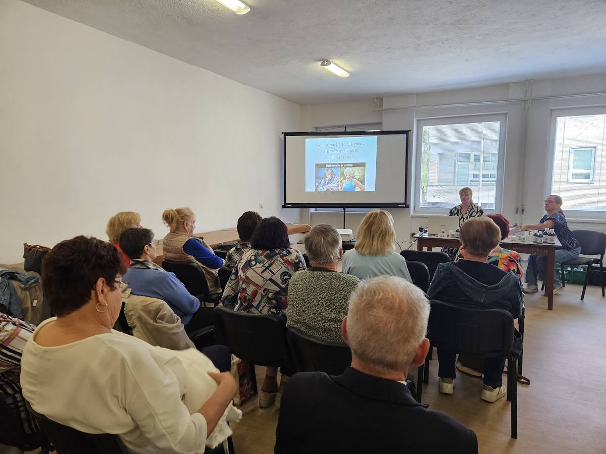 Hnúšťa, 15.5.2026 - Mestský úrad vo štvrtok 14. 5. 2026 pripravil pre seniorov podujatie zamerané na zdravý životný štýl a možnosti, ako žiť zdravo v každom veku. Cieľom stretnutia bolo podporiť povedomie o tom, že starostlivosť o zdravie a aktívny prístup k životu sú dôležité v každej etape života.