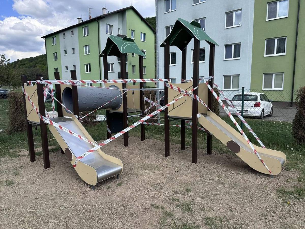 Počas uplynulých dní sa pracovníkom obce podarilo dokončiť rekonštrukciu detského ihriska pri bytových domoch, ktoré prešlo viacerými úpravami s cieľom zvýšiť bezpečnosť, funkčnosť a komfort pre deti i rodičov.