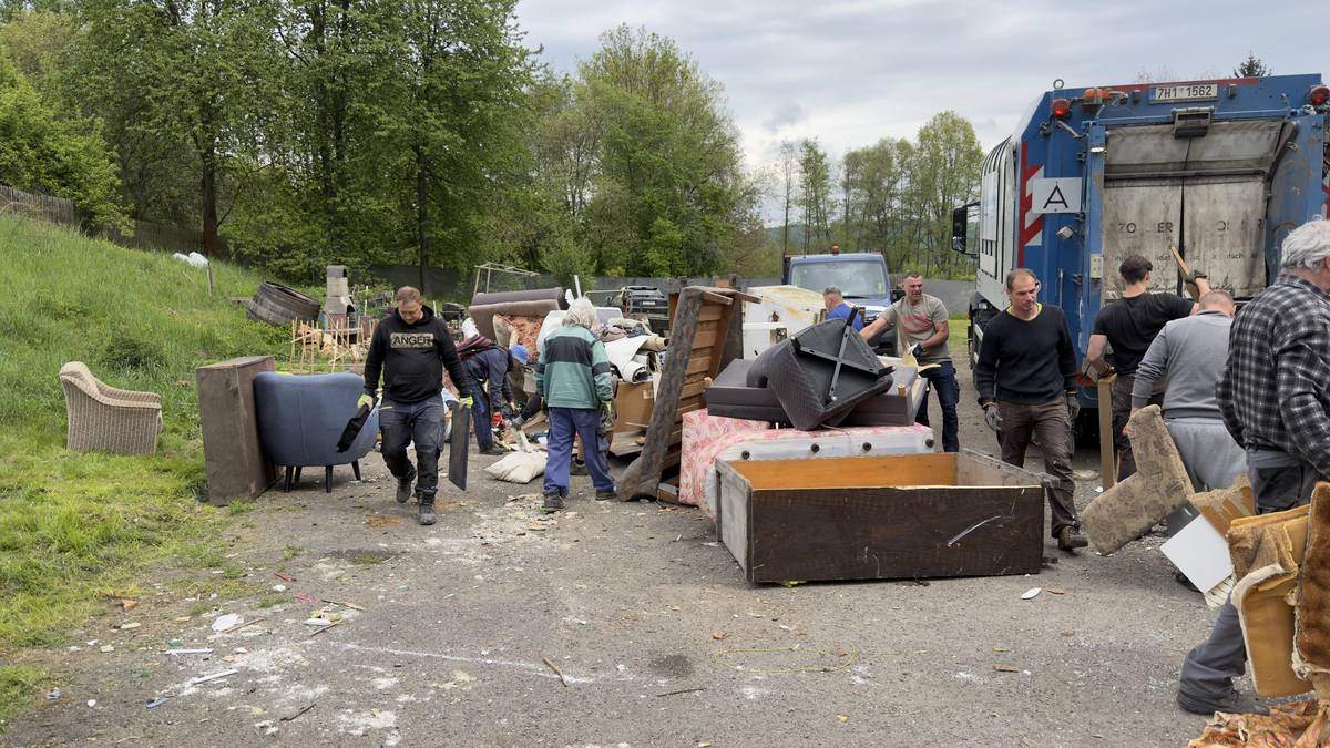 Dnes proběhl svoz nebezpečného a objemného odpadu. Děkujeme všem, kteří přišli a pomohli s nakládáním.Nebylo toho málo,ale je uklizeno. Děkujeme. Starosta obce a zastupitelé.