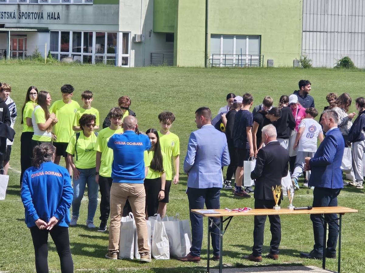 Hnúšťa,15.5.2026 - Vo štvrtok 14. mája 2026 sa v meste Hnúšťa uskutočnilo okresné kolo obľúbenej súťaže Mladý záchranár civilnej ochrany, ktoré prinieslo nielen súťažnú atmosféru, ale aj množstvo zážitkov, nových vedomostí a ukážok práce záchranných zložiek.