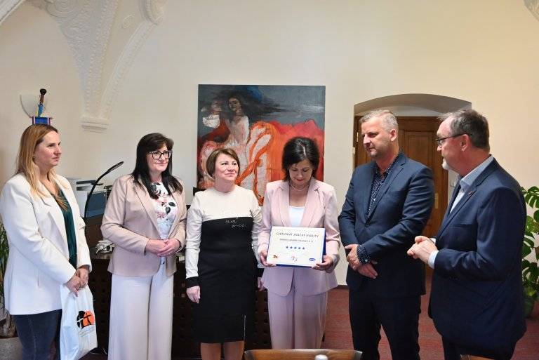 Pětihvězdičkový certifikát nejvyššího ocenění v rámci Značky kvality předala ředitelce Domova seniorů Hranice Mgr. Simoně Hašové ředitelka Olomoucké sekce Asociace poskytovatelů sociálních služeb ČR Mgr. Bc. Blanka Laboňová a její zástupkyně Mgr. Helena Vránová.