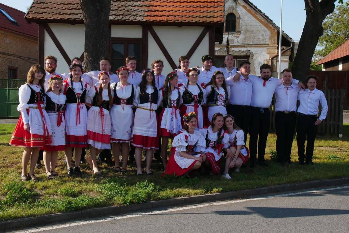 Staročeské máje v Kublově jsou po 4 letech zpět!  Moc děkujeme všem našim májovníkům, kterým se podařilo tuto krásnou tradici znovu obnovit. Velké díky patří také všem, kteří je podpořili a přišli se podívat na českou a moravskou besedu. Děkujeme všem za krásnou atmosféru!