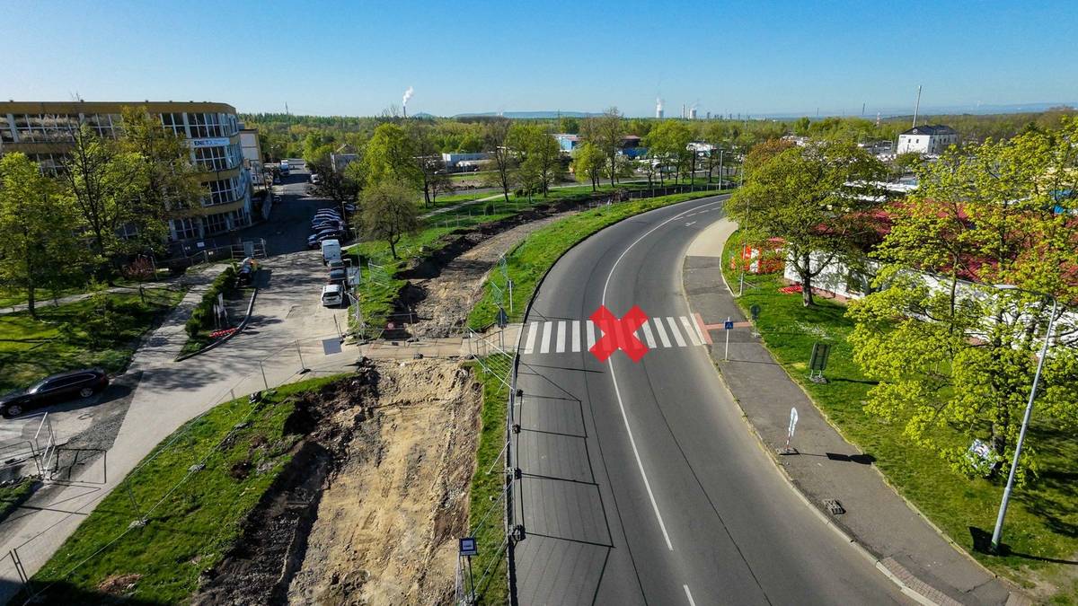 🚧UZAVŘENÍ PŘECHODU V UL. MOSTECKÁ V LITVÍNOVĚ🚧 Z důvodu postupujících prací na modernizaci tramvajové trati v Litvínově bude od pondělí 18. 5. 2026 na nezbytně nutnou dobu uzavřen přechod pro chodce v ulici Mostecká u vozovny dopravního podniku v Litvínově (viz foto). Zhotovitel stavby aktuálně připravuje náhradní řešení v podobě dočasného přechodu v blízkosti toho stávajícího. Děkujeme za pochopení a omlouváme se za vzniklé komplikace.