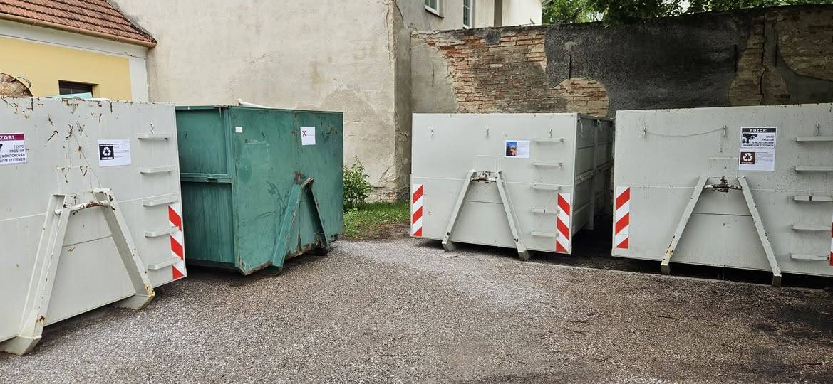 Po dobu opravy oplocenky jsou kontejnery na železný šrot, dřevo a bioodpad umístěny na parkovišti u OÚ. Děkujeme, že třídíte!