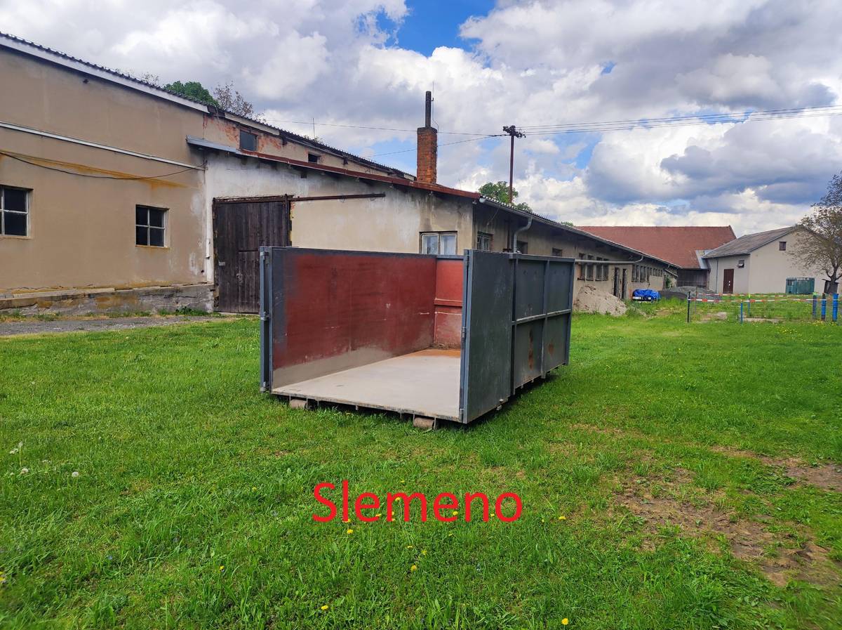Vážení občané, vzhledem k tomu, že dosavadní společnost, která pro obec zajišťovala odběr a zpracování bioodpadu, tuto činnost ukončila, byla obec Synkov-Slemeno nucena na tuto situaci reagovat a zajistit nového smluvního partnera pro nakládání s bioodpadem. V souvislosti s touto změnou došlo také k výměně kontejnerových nádob na bioodpad v obci. V místní části Synkov je nový kontejner umístěn na původním místě, tedy v blízkosti místního pohostinství. V místní části Slemeno došlo k přesunu kontejneru. Nový kontejner na bioodpad je nyní umístěn v lokalitě „u salaše“. Umístění obou nových kontejnerů je zachyceno na přiložených fotografiích. Zároveň upozorňujeme, že v lokalitě „u salaše“ byly dočasně odstaveny také původní dva staré kontejnery na bioodpad, které jsou rovněž zachyceny na přiložené fotografii. Důrazně žádáme občany, aby do těchto původních starých kontejnerů nevhazovali žádný bioodpad, jiný odpad, materiál ani jakékoliv další věci. Prostor u těchto dvou kontejnerů je monitorován fotopastmi. V případě opakovaného porušování tohoto upozornění bude obec nucena situaci dále řešit. Děkujeme všem občanům za pochopení, součinnost a dodržování nového způsobu ukládání bioodpadu.