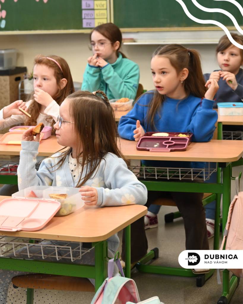 Zápisy do prvého ročníka na základných školách v Dubnici nad Váhom priniesli pre školský rok 2026/2027 stabilné počty budúcich prvákov. Celkovo do lavíc nastúpi 166 detí, pre ktoré mesto otvorí osem prváckych tried.