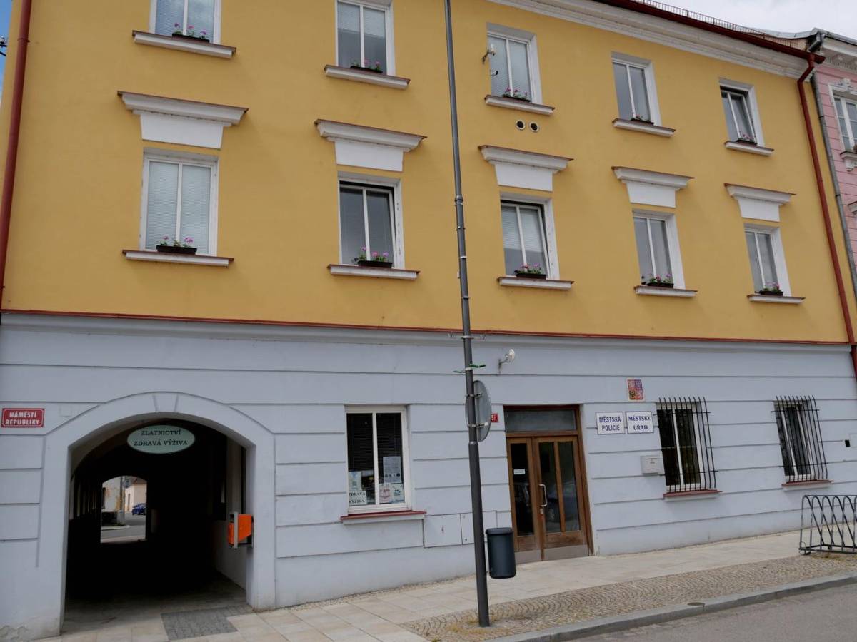 Živnostenský úřad v Soběslavi, na rozdíl od poboček finančního úřadu a úřadu práce, nebyl zrušen a zůstává v provozu.