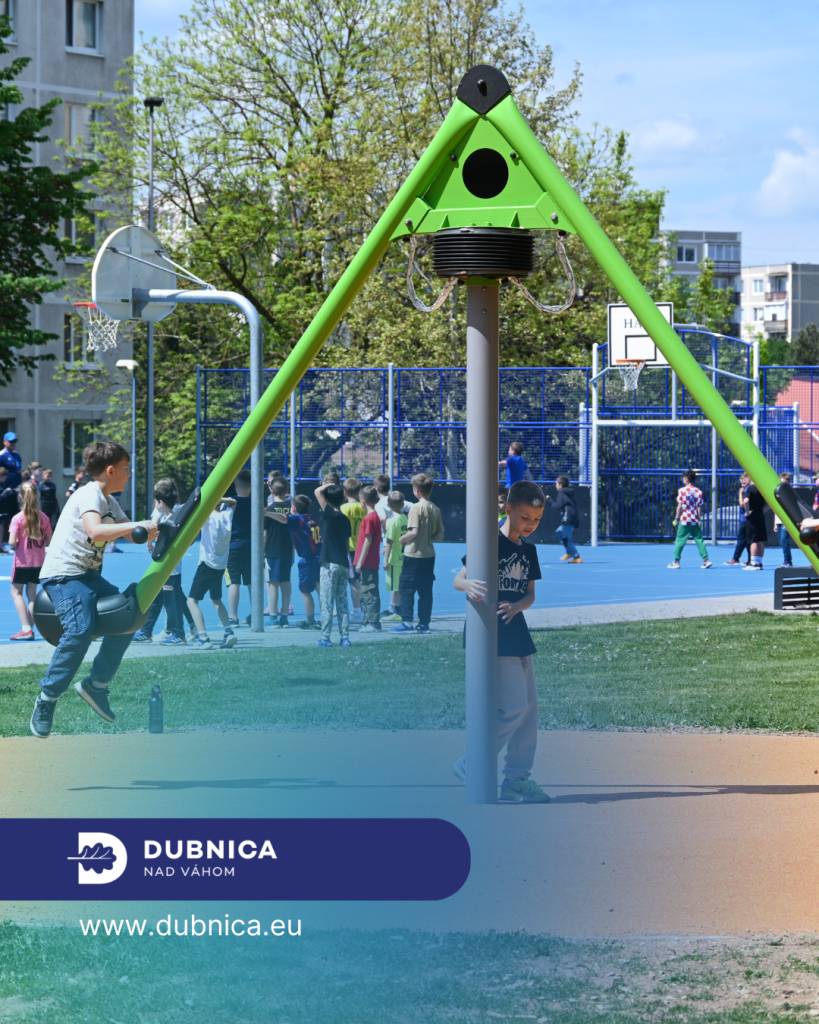 Detské ihrisko a športovisko vo vnútrobloku sídliska Centrum II prešlo nedávno komplexnou revitalizáciou. Mesto na základe podnetov od obyvateľov pokračuje v jeho vybavovaní novými prvkami. Jedným z nich je unikátny mobilus.