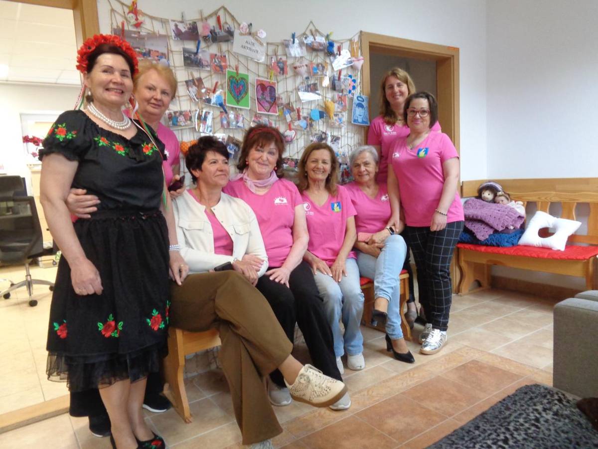 Pri príležitosti dňa matiek navštívili naše zariadenie členky Únie žien a detičiek zo ZŠ Teplička nad Váhom. Detičky si pripravili pásmo piesní a básní s tématikou pre mamičky. Veľkému úspechu sa tešilo vystúpenie žiaka Števka Moravčíka, ktorý našim starkým povedal aj niekoľko vtipov a tým spríjemni