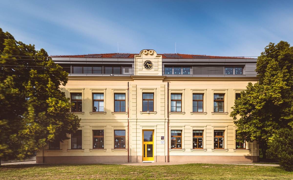 Rádi bychom Vás informovali, že naše ZŠ Syrovice má nově svůj Facebook! Sledujete aktuální dění, fotografie a školní akce na stránkách Facebooku: https://www.facebook.com/profile.php?id=61589349950122 Bližší informace jsou uvedeny na stránkách školy:  https://skolasyrovice.cz/jsme-na-facebooku