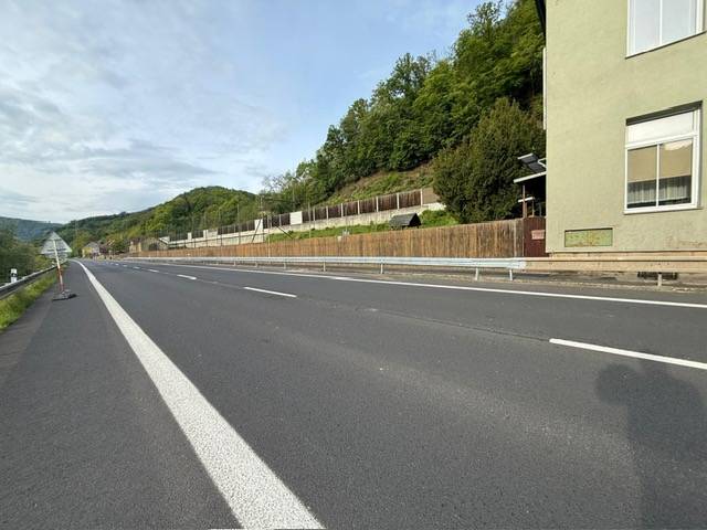 S radostí oznamujeme, že po dlouhém jednání byla realizována svodidla u chodníku Základní školy Dobkovice. Tento projekt byl dlouho očekáván a jeho cílem je zajistit větší bezpečnost pro všechny návštěvníky školy.