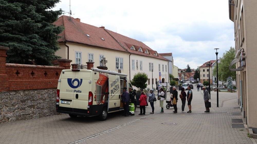 Od pondělí 11. 5. 2026 je část budovy úřadu na Masarykově náměstí ve Šlapanicích provizorně otevřena. Některé kanceláře však zůstávají po havárii vodovodu ze začátku května 2026 nadále uzavřené.  OTEVŘENO  podatelna odbor správy majetku (odpady, hroby, aj.) odbor investic a rozvoje města kancelář městských médií WC pro veřejnost v přízemí budovy  Přístup přes vestibul a dvorní trakt:  finanční odbor a pokladna evidence obyvatel, matrika, Czech POINT  UZAVŘENO  občanské průkazy a cestovní doklady chodba v prvním patře u přepážek pro OP a CD kancelář sociálního odboru (oddělení sociálních služeb) celé 2. patro úřadu (sekretariát, kanceláře starostky, místostarosty a zasedací místnost) prostory České pošty  Prosíme občany, aby nevstupovali do uzavřených částí budovy. KAM SE OBRÁTIT Upozorňujeme, že část budovy není momentálně bezbariérově přístupná. V případě potřeby se obraťte na podatelnu, tel.: 533 304 315. Občanské průkazy a pasy  Opuštěná 9/2, Brno (včetně již vyhotovených dokladů) nebo jakýkoli úřad obce s rozšířenou působností (Slavkov u Brna, Bučovice, Tišnov, Rosice, Magistrát města Brna - Husova 5 aj.).  Sociální odbor (oddělení sociálních služeb) Dočasně Dům s pečovatelskou službou, Hřbitovní 12, Šlapanice Pro domluvu volejte na tel.: 533 304 334 | 725 919 387 Sekretariát Pro domluvu volejte na tel.: 533 304 311. Vedení města Volejte na sekretariát tel.: 533 304 311. Dostupné jsou také mobilní telefony nebo e-maily: Kontakty na vedení města.  Česká pošta Uzavřena zůstává také Česká pošta. Od úterý 12. května 2026 zahájila na Masarykově náměstí provoz Mobilní pošta.  Czech POINT Mobilní pošta nezajišťuje služby Czech POINT. Tuto službu včetně ověřování podpisů a listin zajišťuje MěÚ Šlapanice, nově budou dostupné také v úterý a čtvrtek v době od 8.00 do 11.00 hodin. Informace o Czech POINT DALŠÍ INFORMACE Fotogalerie Vytopení úřadu (Youtube.com) Mobilní pošta (Youtube.com) Děkujeme za pochopení a trpělivost. Pozn. Článek bude v případě nových informací aktualizován, nezapomeňte jej sledovat.