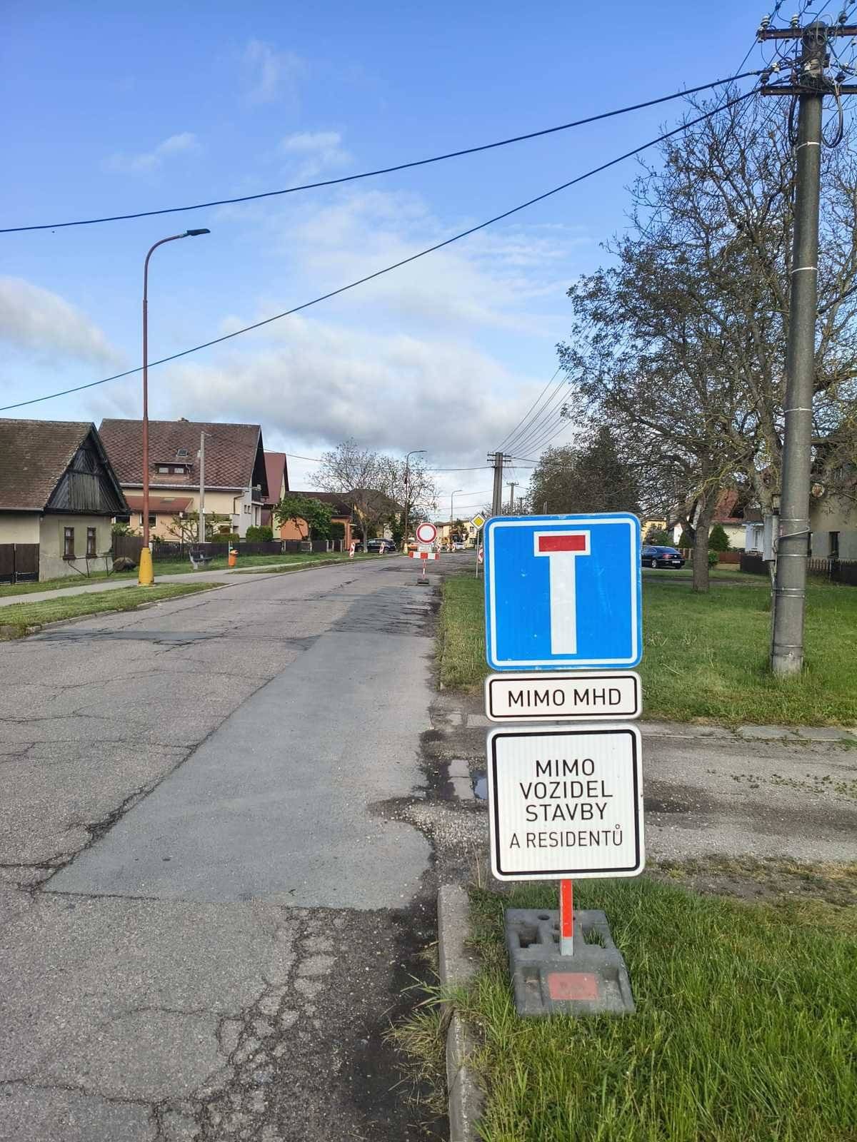 Aktuální informace o stavbě dešťové kanalizace Květen a červen 2026 Budou probíhat jen dokončovací práce, zejména na napojování dešťových svodů jednotlivých nemovitostí, úpravy chodníků a zpevněných ploch. Silnice je průjezdná, veškeré výkopy jsou zasypány a urovnány. Na dodatkových tabulích pod zákazem vjezdu je uvedeno: MIMO VOZIDEL STAVBY, MHD A REZIDENTŮ - tedy místní občané mohou stavbou opatrně projíždět.  Červenec 2026 V průběhu července 2026 proběhne finální dokončení prací. Budou osazeny nové obrubníky, kanalizační vpusti a nový asfaltový povrch v celé šířce vozovky. Dojde ke krátkodobé úplné uzavírce komunikace, provoz bude sveden na vyznačenou trasu objížďky.  Po dobu uzavírky nebudou autobusy MHD zajíždět na točnu, konečná stanice linek „18“ a „20“ bude u hostince U Salavců. Konkrétní termín bude záležet na průběhu prací a bude upřesněn. Oficiální rozhodnutí odboru dopravy MMHK je zde: https://vysokanl.imunis.cz/edeska/detail?id=2004 Omlouváme se za komplikace a děkujeme za pochopení.  Jiří Horák