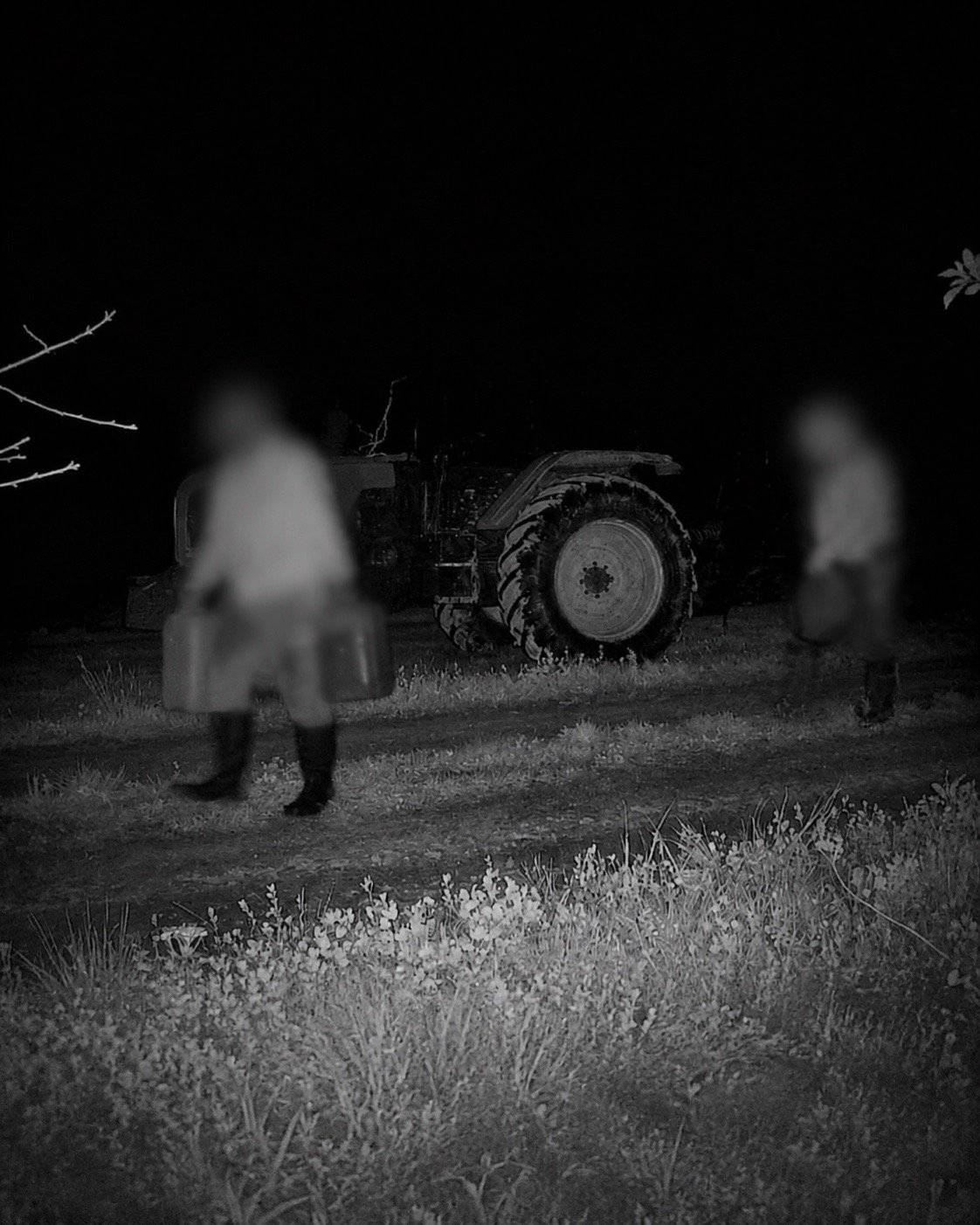 V poslední době jsme v obci instalovali fotopasti na místech, kde opakovaně docházelo ke krádežím obecního dřeva a kde hrozilo také zakládání černých skládek. Fotopasti průběžně kontrolujeme a jejich umístění pravidelně měníme. Díky tomu se nám podařilo zachytit osoby podezřelé z krádeže obecního majetku. Věc již byla předána Policii České republiky a další postup je nyní v rukou příslušných orgánů. Záměrně nebudeme zveřejňovat jména, obličeje ani další údaje, podle kterých by bylo možné konkrétní osoby veřejně identifikovat. Naším cílem není nikoho veřejně zostuzovat, ale chránit obecní majetek a jasně říct, že takové jednání nebudeme tolerovat. Tato zpráva je zároveň důrazným varováním pro všechny, kteří si myslí, že mohou pod rouškou tmy krást obecní věci, odvážet dřevo, poškozovat majetek obce nebo zakládat černé skládky. Budeme v kontrolách pokračovat, fotopasti budeme dál přemisťovat a každé další zjištěné protiprávní jednání budeme důsledně předávat Policii ČR. Obecní majetek je majetkem nás všech. Kdo jej rozkrádá nebo ničí, poškozuje tím celou obec.