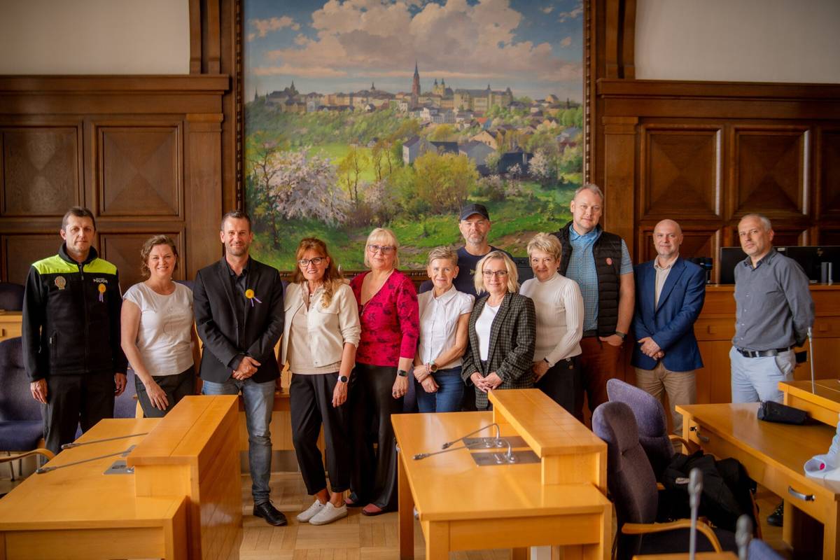 Velká zasedací místnost magistrátu města Frýdku-Místku v polovině týdne ožila jinak než obvykle. Nezaplnili ji zastupitelé. S náměstkem primátora Lukášem Slívou (SPOLU) se zde sešli vítězové dubnového kola tradiční celostátní výzvy 10 tisíc kroků aneb Dejte chůzi šanci. Čtěte na webu zde: MĚSTO OCENILO NEJLEPŠÍ ÚČASTNÍKY JARNÍ VÝZVY. OPĚT PADL REKORD A VÍTĚZ SHODIL 112 KG | Frýdek-Místek