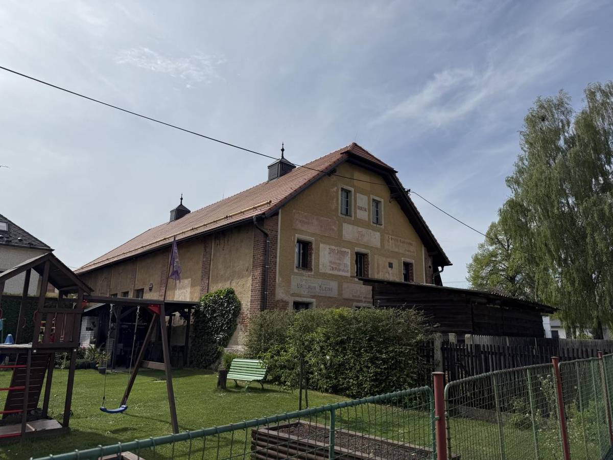 V uplynulých týdnech byla úspěšně dokončena oprava střechy a výměna střešní krytiny na sále kulturního domu.