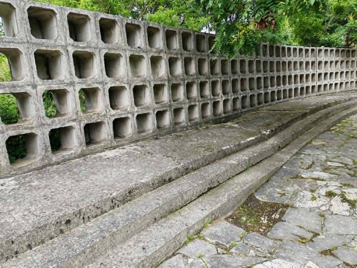 Služby mesta Piešťany začali dňa 14. mája 2026 s riešením havarijného stavu betónového kolumbária nachádzajúceho sa na cintoríne na Bratislavskej ceste v Piešťanoch.
