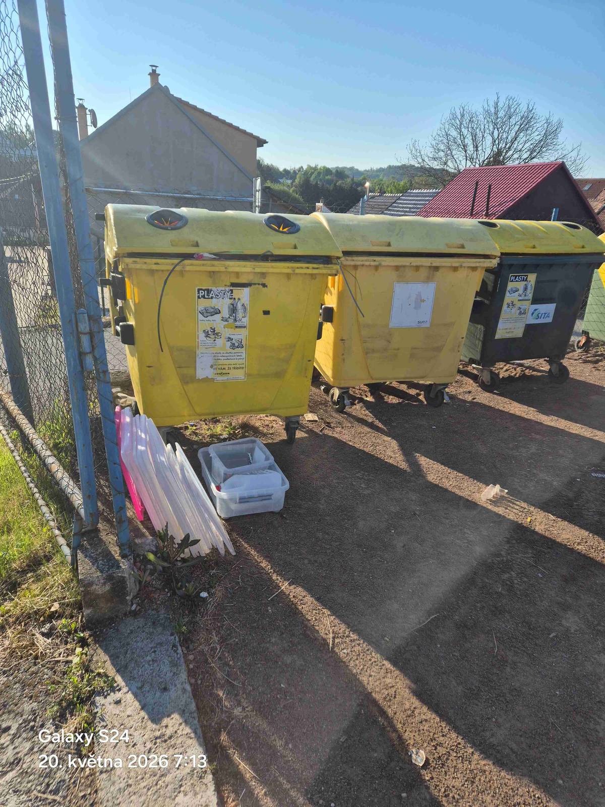 Dobrý den, žádáme občany, aby recyklovaný odpad ukládali do kontejnerů na ně určené a nedávali jej ke kontejnerům. Kontejnery jsou brzy plné hlavně u papíru z důvodu, že jsou do kontejnerů vloženy nerozebrané krabice a tyto zabírají zbytečně místo - viz foto nerozebrané velké krabice, která byla ještě odložena mimo kontejner ( je paradox, že občan nechá na takto odložené krabici dodací list s jménem a adresou, asi je mu jedno, že by tyto údaje mohli být zneužity a toto není jenom tento případ). Dále bychom chtěli všechny občany upozornit, že prostor, kde jsou kontejnery umístěny není RE-USE centrum, a odpad ukládali do kontejnerů a nenechávali jej volně (kontejnery na plasty jsou volné). Pokud má někdo potřebu nabídnout tyto věci - viz druhé foto, ať tedy tyto věci nabídne sám a nedělá nepořáek u kontejnerů. Josef Hemzal, starosta