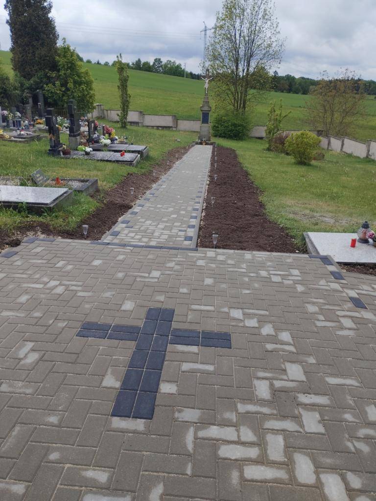 V uplynulých dnech byla úspěšně dokončena rekonstrukce hřbitovního chodníku, která výrazně zlepší přístup i komfort pro všechny návštěvníky. Předání hotového díla proběhlo 14. května 2026.
