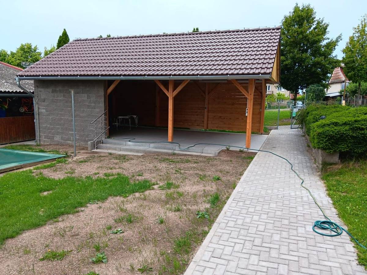Projekt „Venkovní učebna – ZŠ a MŠ Bílý Újezd“ byl podpořen z fondů EU – dotací z Integrovaného regionálního operačního programu (IROP) ve výši 871 tisíc korun.  Jeho hlavním cílem je zkvalitnění vzdělávací infrastruktury pro přírodní vědy, polytechnické vzdělávání i školní družinu.