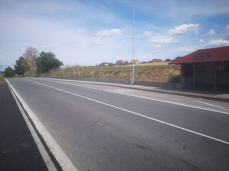 Během října a listopadu 2021 proběhly stavební práce na výstavbě nového chodníku podél komunikace I/14 v Bílém Újezdě ve směru od autobusové zastávky na Dobrušku, k nové zástavbě „U jeřábku“.