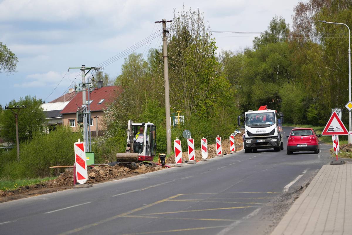 CHODOV (18. 5. 2026) – V plném proudu jsou v těchto dnech práce na výstavbě nového chodníku v Husově ulici. Nová trasa pro pěší má zvýšit bezpečnost i plynulost dopravy při výjezdu z Chodova směrem na Vřesovou. Město buduje chodník po levé straně komunikace. Jeho délka bude necelý kilometr a povede od bývalých sádek za obchodem Penny směrem k rodinným domům podél silnice. Součástí projektu budou také úpravy dopravního značení – posunutí značky města Chodov blíže k jeho hranici a odstranění omezení rychlosti na 70 km/h. „Řidiči tak nebudou muset jezdit padesátikilometrovou rychlostí už daleko před hranicí města a zpomalí až na jeho úrovni města,“  poznamenal starosta Patrik Pizinger s tím, že dokončení stavby je plánováno na první polovinu letošního roku. Celkové náklady projektu mají dosáhnout asi 5,2 milionu korun bez DPH. S financováním stavby pomůže Chodovu dotace ve výši přibližně čtyř milionů korun. Projekt „Výstavba chodníku včetně osvětlení v Husově ulici“ je spolufinancován Evropskou unií.