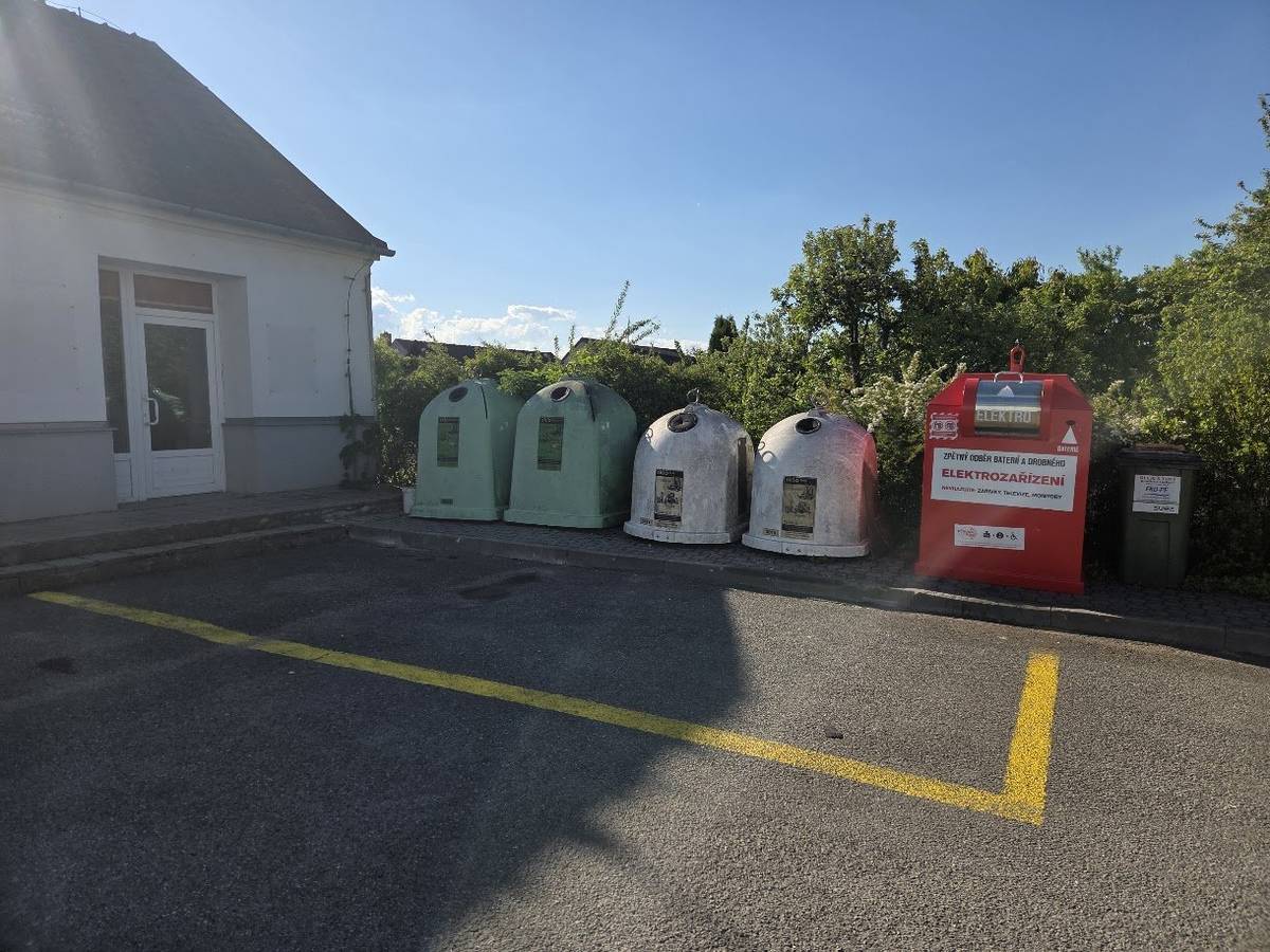 Obci Kotvrdovice se podařilo se společností Asekol vyjednat umístění elektrokontejnerů a zajištění odvozu velkých elektrospotřebičů, přestože je tato služba běžně poskytována pouze větším obcím a městům. Občané Kotvrdovic tak nyní mohou u bývalé prodejny COOP odevzdávat do elektrokontejneru drobná elektrozařízení o rozměrech do 50 cm. Větší elektrospotřebiče nad 50 cm (například pračky, ledničky, sporáky apod.) je možné po předchozí domluvě prostřednictvím e-mailu info@kotvrdovice.cz rovněž odevzdat. Společnost Asekol zajistí jejich bezplatnou likvidaci. Děkujeme za spolupráci. – LK –