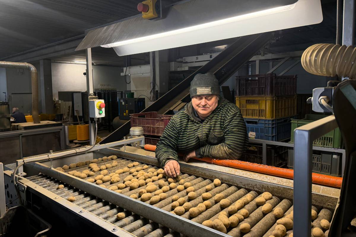 • Co stojí za 27 lety pěstování brambor? Především poctivá práce na vlastních polích v okolí Chlebovic, zkušenosti předávané v čase a důsledný výběr odrůd, na které se mohou zákazníci spolehnout.  Beseda s majitelem Liborem Janečkou nabídne pohled do zákulisí rodinné firmy, která staví na tradici, šetrném hospodaření a silném vztahu k místnímu regionu i lidem. Termín: 28. 5. 2026, od 16:00 hod Rezervace zde: Termíny | Turistické informační centrum Frýdek-Místek, p. o. • Chcete se podívat přímo, co se děje s brambory, než se dostanou k vám na stůl? Vydejte se na další jízdu historickým autobusem ŠKODA 706 RTO LUX. Zážitek, který spojuje tradici, chuť i poctivou práci. Cesta k Chlebovickým bramborám je ideální výlet pro malé i velké – autentické nahlédnutí do života rodinné farmy, kde se kvalita nerodí náhodou, ale každodenní péčí, zkušeností a láskou k půdě. Termín: 13. 6. 2026, 13:00 - 15:30  Rezervace zde: Termíny | Turistické informační centrum Frýdek-Místek, p. o.