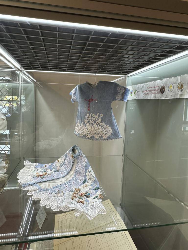 K prohlédnutí ve Svatojánském muzeu do 29.5.2026, poté budou šaty odvezeny do Prahy a darovány kostelu během nedělní bohoslužby dne 31.5.2026 ve 12.00 hodin.