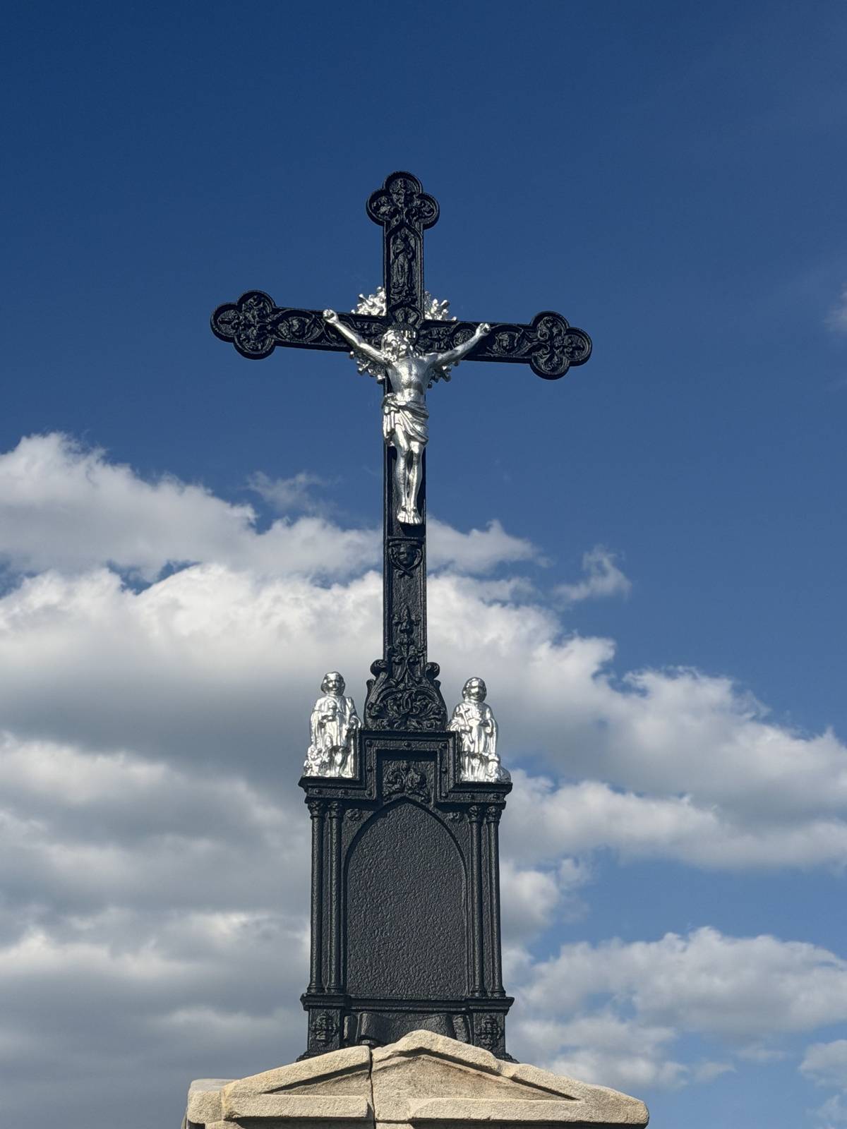 👁️ Oku pozorného občana neuniklo, že jsme provedli další vylepšení božích muk a odpočinkového místa u aleje Na Výsluní ✝️☀️.