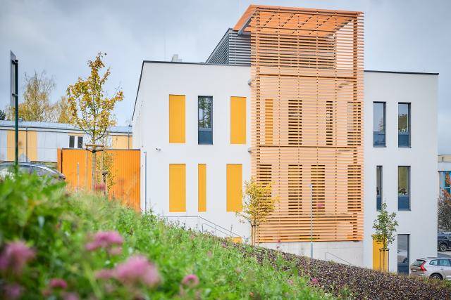Město Trutnov zřídilo v roce 2018 Nadační fond při Oblastní nemocnici Trutnov, a. s., aby podpořilo trutnovskou nemocnici ve snaze získat personál. Studenti nelékařských oborů, kteří chtějí spojit profesní budoucnost s trutnovskou nemocnicí, mají možnost požádat o stipendium od 60.000 do 80.000 Kč. Výše   finanční podpory    závisí na úrovni vzdělání.                               Číst dál...