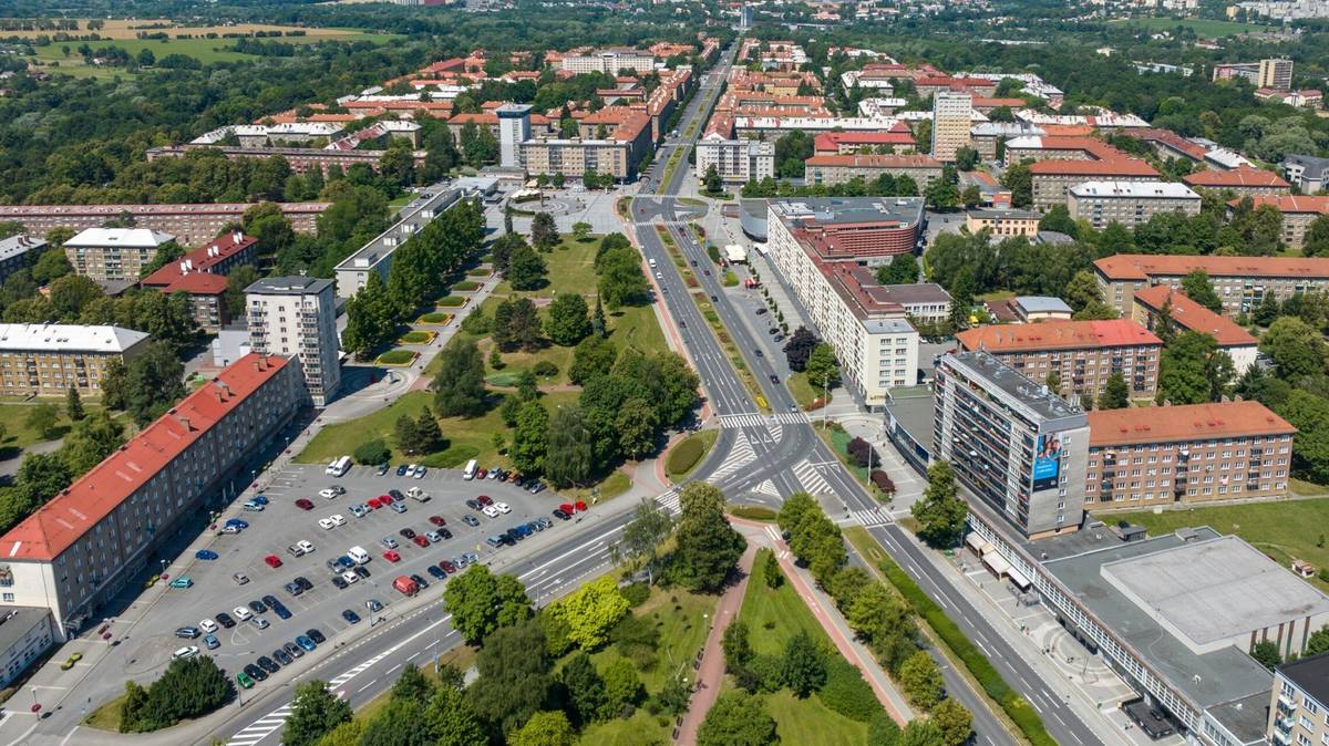 Po dnešním jednání s majiteli plochy centrálního parkoviště naproti Společenského domu Reneta si Vás dovolujeme informovat, že od 1. června 2026 zde dochází ke změně systému parkování. Nově zde budou umístěny parkovací automaty a parkování bude dle rozhodnutí vlastníka zpoplatněno. Tato změna souvisí s plánovanou rekonstrukcí OC Elán, která zahrnuje také přilehlé parkoviště u tohoto obchodního domu. Plocha centrálního parkoviště má být alternativou pro parkování zákazníků. „Chápeme, že otázka parkování je pro občany velmi citlivá. Město bohužel nemůže uvedené kroky soukromého vlastníka nijak ovlivnit. Budeme však i nadále hledat možnosti, jak situaci s parkováním v této lokalitě systematicky zlepšovat,“ řekla primátorka Havířova Iveta Kočí Palkovská.   Uvedená změna má být po dobu cca 6 měsíců. Následně vlastník zváží další kroky. Detaily změny, včetně výše parkovného, budou zveřejněny na webových stránkách vlastníka i přímo v blízkosti parkovacích automatů. https://havirov-city.cz/aktuality/centralni-parkoviste-havirove-cekaji-zmeny