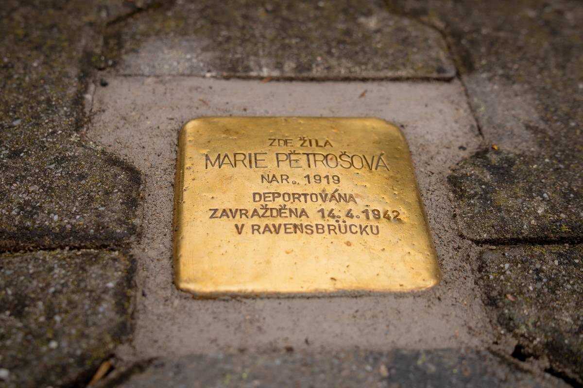 Frýdecko-místecké ulice zdobí další Stolpersteiny. Radnice nechala umístit dalších 10 kamenů s mosaznou destičkou jako připomínku obětí nacismu, jejichž život byl spjat s Frýdkem-Místkem. Odhalení se zúčastnila i dcera zavražděné převaděčky Marie Pětrošové, 86letá Milena Ručková.   Přečtěte si zde: JEN DESET DNÍ S MAMINKOU. PŘÍBĚH MARIE PĚTROŠOVÉ PŘIPOMÍNÁ STOLPERSTEIN | Frýdek-Místek