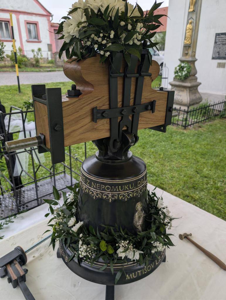 V sobotu 16. května ožil Mutišov slavnostní atmosférou. Konalo se zde svěcení zvonu, sraz rodáků a oslavy 80 let SDH Mutišov. Přestože počasí příliš nepřálo, celý den provázel déšť a chlad, dorazilo mnoho návštěvníků.