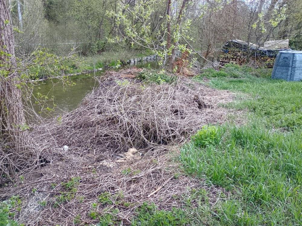 Povodí Moravy s.p. upozorňuje na neoprávněné ukládání rostlinného, živočišného a podobného odpadu na ochranné hráze břehů Vsetínské Bečvy. Občané mají možnost využít pro uložení biologicky rozložitelného odpadu místa u cyklostezky Bečva za základní školou nebo u lesoparku Dubčí v případě nedostatečné kapacity domácích kompostérů.
