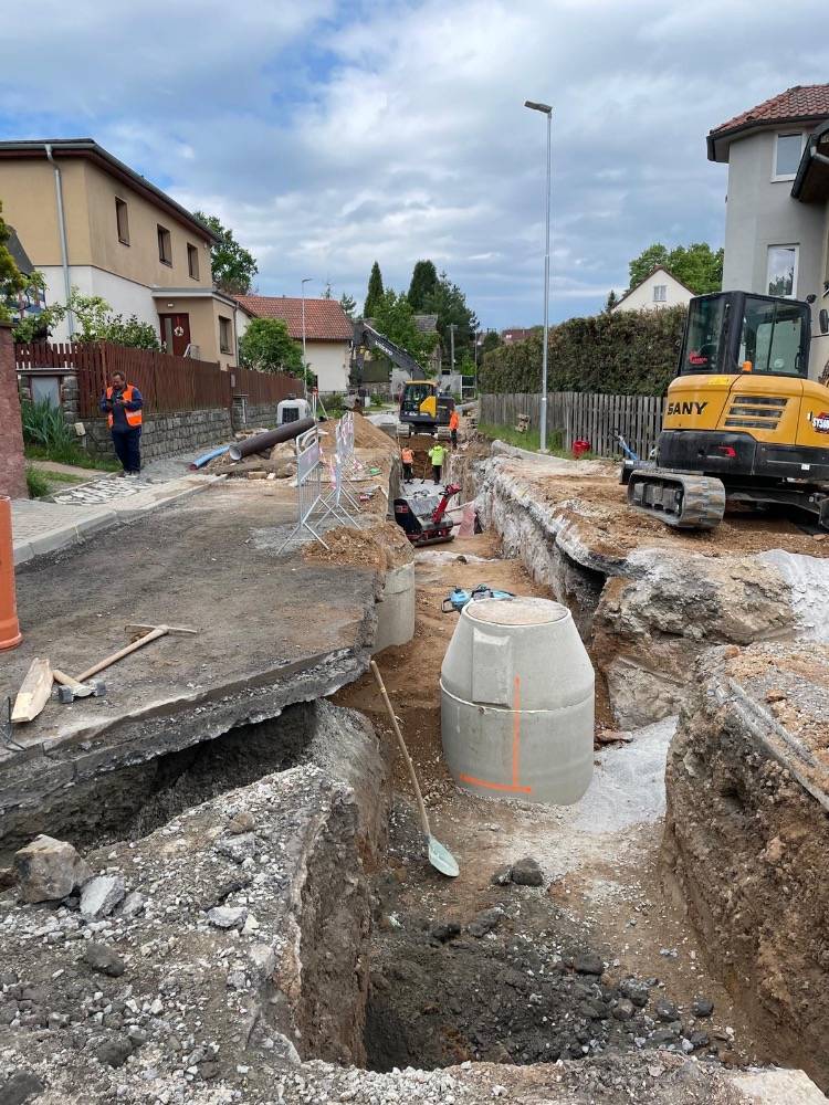 Oprava Hlavní:  Tentokrát už je posun na stavbě opravdu velmi výrazně vidět. A není to jen pocitově. Tento týden se podařilo dokončit jednu z technicky nejnáročnějších částí celé stavby tj. napojení nové dešťové kanalizace na stávající systém.