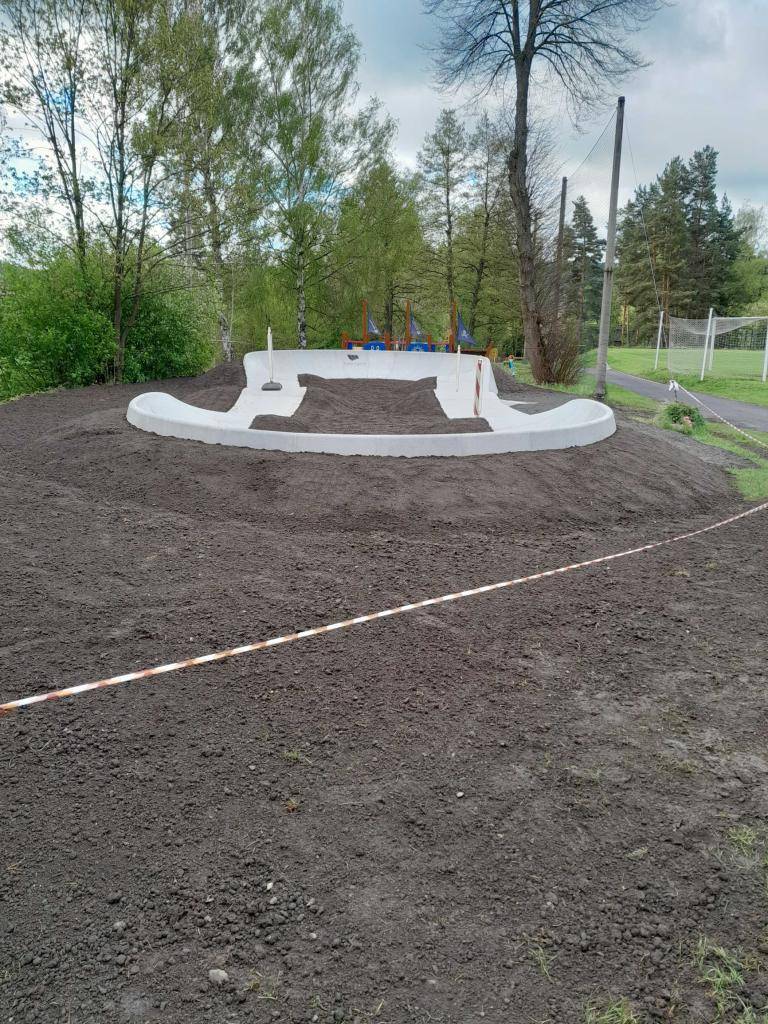 V uplynulých dnech byla dokončena instalace pumptrackové dráhy ve sportovním areálu. Do provozu bude uvedena po ozelenění okolních ploch v průběhu června. Děkujeme za pochopení a trpělivost. Zatím si můžete pořídit přilby - bez nich není jízda na dráze povolena.
