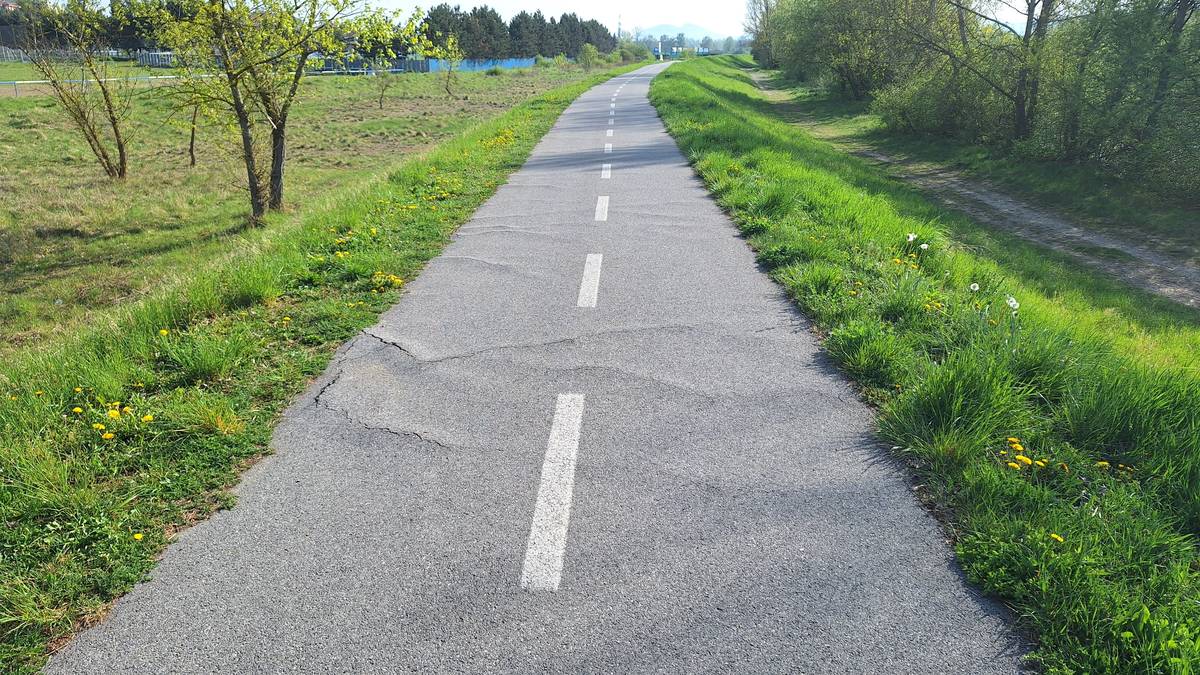 👉 V úseku pri futbalovom ihrisku budú v nasledujúcich dňoch prebiehať práce na rekonštrukcii povrchu vozovky...  🚴♂️Cyklotrasa je prejazdná a predmetný úsek je možné obísť...