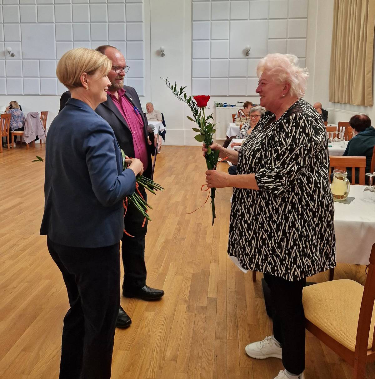 Ve středu 13. května 2026 se v Penzionu a restauraci Eden uskutečnilo Jarní setkání s jubilanty. Před 16:00 hodinou se začali scházet pozvaní jubilanti a další senioři z Jindřichova. Odpoledne zahájil místostarosta pan Jan Huplík, který všechny přivítal a uvedl vystoupení dětí z mateřské školy.