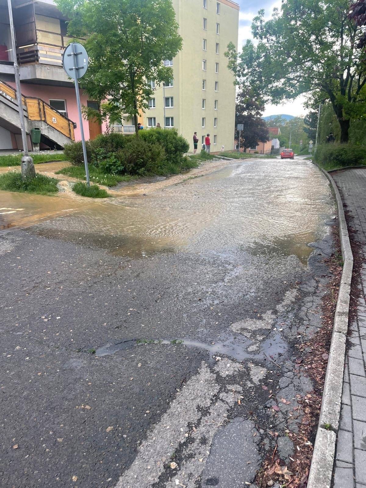 V pondělí v podvečer došlo k velké havárii vodovodu na Hromůvce. Vodovody a kanalizace Přerov budou přepojovat směr vodovodu, Hrozí, že přechodně bude voda horší kvality, zvířená a rezavá. Proto VaK Přerov doporučuje dočasně neprat, aby nedošlo k zbarvení prádla. Na odstranění závady se usilovně pracuje.