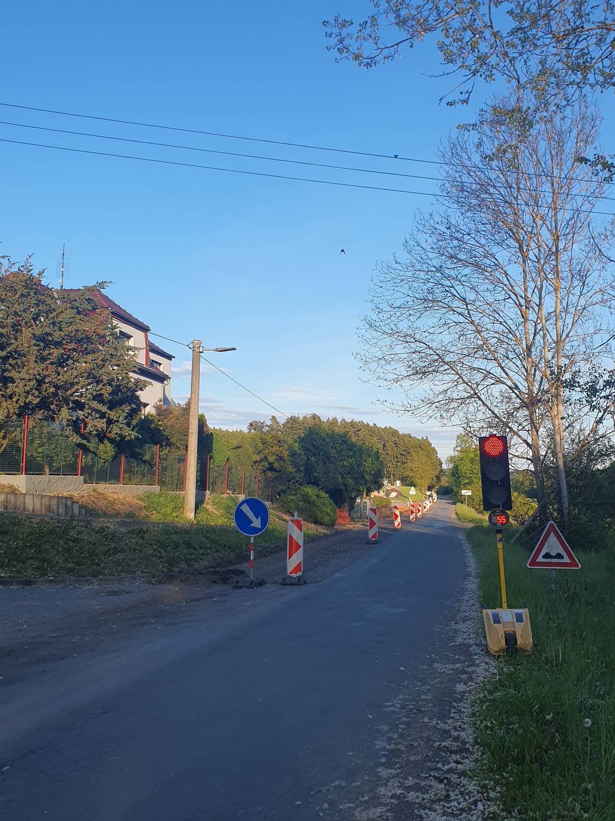 V době od 18. 5. 2026 nejpozději do 23. 6. 2026 bude probíhat částečná uzavírka silnice III/1801 v obci Nevřeň, a to z důvodu realizace stavby: „Nevřeň – Lokalita Malé Vrchy a Chodník podél III/1801“. Jedná se o dlouho připravovaný projekt obce Nevřeň na zasíťování lokality na konci obce směrem na Příšov, kde vznikne infrastruktura pro celkem 11 stavebních parcel – vodovod, kanalizace, veřejné osvětlení, optická síť, příjezdová komunikace pro jednotlivé parcely a chodník podél silnice na Příšov. Doprava bude v dotčeném úseku vedena po volné části vozovky a řízena pomocí světelné signalizace (semaforů). Provoz bude zachován, je však nutné počítat se zdržením a zvýšenou opatrností. Autobusové linky veřejné dopravy budou jezdit v běžných trasách, průjezd stavbou bude zajištěn. Prosíme všechny řidiče i chodce o respektování přechodného dopravního značení a zvýšenou opatrnost při průjezdu stavbou. Děkujeme za pochopení a trpělivost během realizace prací. Obec Nevřeň