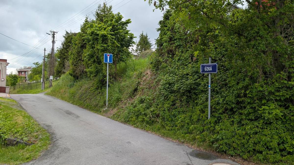 Nové značení v ulicích Krátká a Úzká omezí zbytečné vjezdy a zvýší bezpečnost i klid obyvatel.